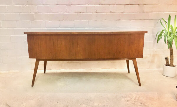 Vintage Schreibtisch, Mid Century 1960's, Nussbaum, Kirschholz, Schubladen verschließbar, Designklassiker, Tischlerarbeit, massiv, Maserung, hell, schräge Beine, WK Möbel,