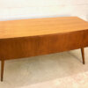 Vintage Schreibtisch, Mid Century 1960's, Nussbaum, Kirschholz, Schubladen verschließbar, Designklassiker, Tischlerarbeit, massiv, Maserung, hell, schräge Beine, WK Möbel,