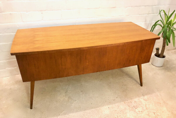 Vintage Schreibtisch, Mid Century 1960's, Nussbaum, Kirschholz, Schubladen verschließbar, Designklassiker, Tischlerarbeit, massiv, Maserung, hell, schräge Beine, WK Möbel,