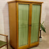 Mid Century Kleiderschrank, hell, 1950's, Vintage, Vorhänge, Messing, Rüster, Ulme, Esche, Mid Century Modern, Glastüren, Gardinen, helles Holz, Dielenschrank, Garderobenschrank, verschließbar, Kleiderstange, Designklassiker, Industrial