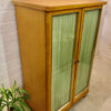 Mid Century Kleiderschrank, hell, 1950's, Vintage, Vorhänge, Messing, Rüster, Ulme, Esche, Mid Century Modern, Glastüren, Gardinen, helles Holz, Dielenschrank, Garderobenschrank, verschließbar, Kleiderstange, Designklassiker, Industrial