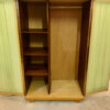 Mid Century Kleiderschrank, hell, 1950's, Vintage, Vorhänge, Messing, Rüster, Ulme, Esche, Mid Century Modern, Glastüren, Gardinen, helles Holz, Dielenschrank, Garderobenschrank, verschließbar, Kleiderstange, Designklassiker, Industrial