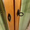 Mid Century Kleiderschrank, hell, 1950's, Vintage, Vorhänge, Messing, Rüster, Ulme, Esche, Mid Century Modern, Glastüren, Gardinen, helles Holz, Dielenschrank, Garderobenschrank, verschließbar, Kleiderstange, Designklassiker, Industrial