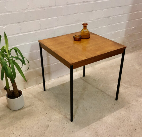 Teakholz Coffee Table, Beistelltisch Rego Mobile, 1960's, Küchentisch, schwarze Metallbeine, Karo-Muster, hoher Beistelltisch, Mid Century, Modern, Vintage, Danish Design, 1970's, Industrial,