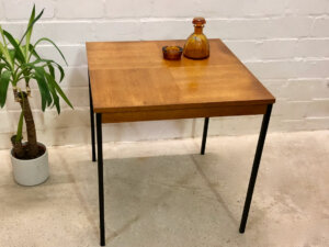 Teakholz Coffee Table, Beistelltisch Rego Mobile, 1960's, Küchentisch, schwarze Metallbeine, Karo-Muster, hoher Beistelltisch, Mid Century, Modern, Vintage, Danish Design, 1970's, Industrial,