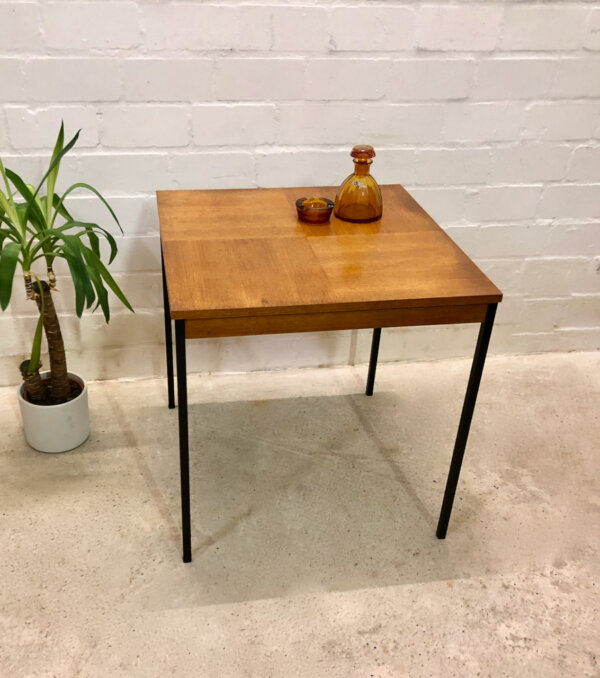 Teakholz Coffee Table, Beistelltisch Rego Mobile, 1960's, Küchentisch, schwarze Metallbeine, Karo-Muster, hoher Beistelltisch, Mid Century, Modern, Vintage, Danish Design, 1970's, Industrial,