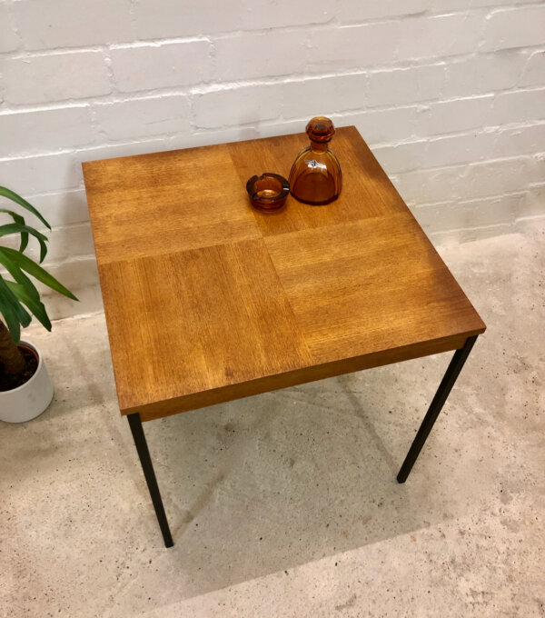 Teakholz Coffee Table, Beistelltisch Rego Mobile, 1960's, Küchentisch, schwarze Metallbeine, Karo-Muster, hoher Beistelltisch, Mid Century, Modern, Vintage, Danish Design, 1970's, Industrial,