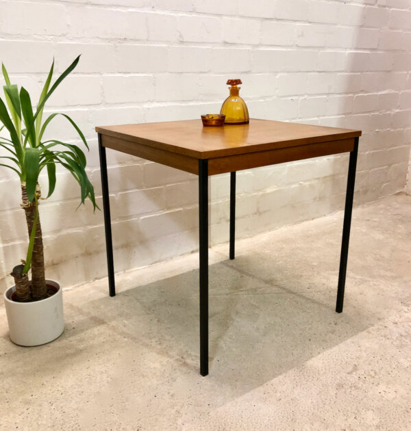 Teakholz Coffee Table, Beistelltisch Rego Mobile, 1960's, Küchentisch, schwarze Metallbeine, Karo-Muster, hoher Beistelltisch, Mid Century, Modern, Vintage, Danish Design, 1970's, Industrial,