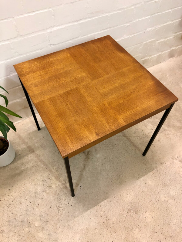 Teakholz Coffee Table, Beistelltisch Rego Mobile, 1960's, Küchentisch, schwarze Metallbeine, Karo-Muster, hoher Beistelltisch, Mid Century, Modern, Vintage, Danish Design, 1970's, Industrial,