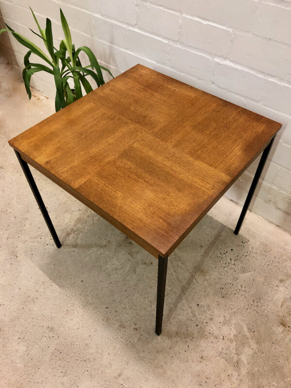 Teakholz Coffee Table, Beistelltisch Rego Mobile, 1960's, Küchentisch, schwarze Metallbeine, Karo-Muster, hoher Beistelltisch, Mid Century, Modern, Vintage, Danish Design, 1970's, Industrial,