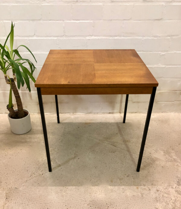 Teakholz Coffee Table, Beistelltisch Rego Mobile, 1960's, Küchentisch, schwarze Metallbeine, Karo-Muster, hoher Beistelltisch, Mid Century, Modern, Vintage, Danish Design, 1970's, Industrial,