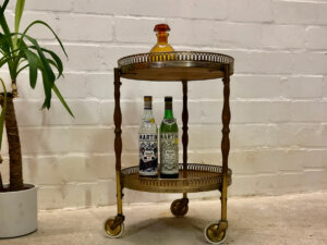 Servierwagen, Minibar 1960's, Rollwagen, Messing, Nussbaum, Eiche, rund, Minibar, 3 Rollen, Tablett, Designklassiker, Mid Century Modern, Vintage-Möbel, Beistelltisch, Teewagen, rund