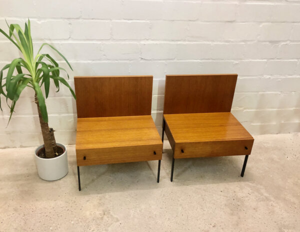 Teakholz Nachtschränke, Danish Design, Rego Mobile, Günther Renkel, mit Schublade, 2er - Set, Vintage, 1960's, 1970's, Designklassiker, Metallbeine, schwarz, braun, helle Holz, Teak, Danish, mit Rückwand, Wandschutz