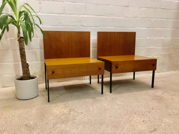 Teakholz Nachtschränke, Danish Design, Rego Mobile, Günther Renkel, mit Schublade, 2er - Set, Vintage, 1960's, 1970's, Designklassiker, Metallbeine, schwarz, braun, helle Holz, Teak, Danish, mit Rückwand, Wandschutz