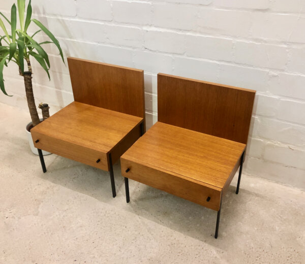 Teakholz Nachtschränke, Danish Design, Rego Mobile, Günther Renkel, mit Schublade, 2er - Set, Vintage, 1960's, 1970's, Designklassiker, Metallbeine, schwarz, braun, helle Holz, Teak, Danish, mit Rückwand, Wandschutz