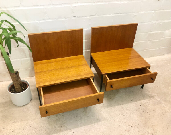 Teakholz Nachtschränke, Danish Design, Rego Mobile, Günther Renkel, mit Schublade, 2er - Set, Vintage, 1960's, 1970's, Designklassiker, Metallbeine, schwarz, braun, helle Holz, Teak, Danish, mit Rückwand, Wandschutz