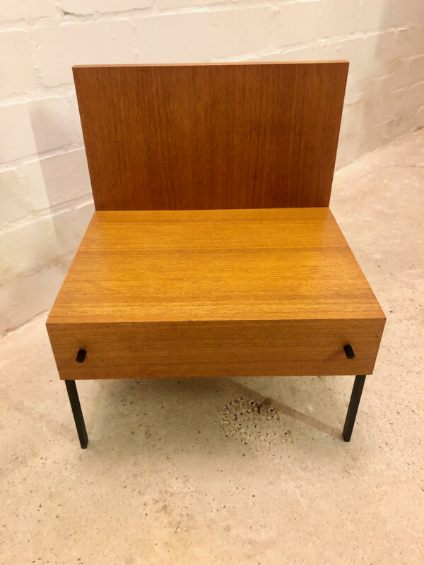 Teakholz Nachtschränke, Danish Design, Rego Mobile, Günther Renkel, mit Schublade, 2er - Set, Vintage, 1960's, 1970's, Designklassiker, Metallbeine, schwarz, braun, helle Holz, Teak, Danish, mit Rückwand, Wandschutz