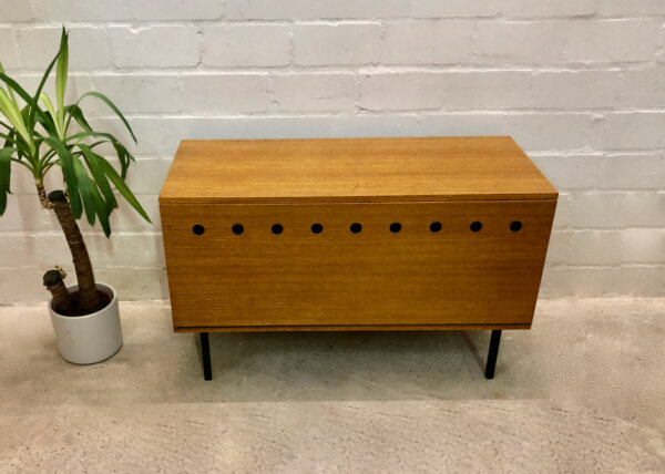 Teakholz Kommode, Rego Mobile 1960's, Günter Renkel, Sideboard, Schuhschrank, Lowboard, Flurschrank, Garderobe, Flurkommode, Anrichte, schwarze Metallbeine, Danish Design, Lüftungslöcher