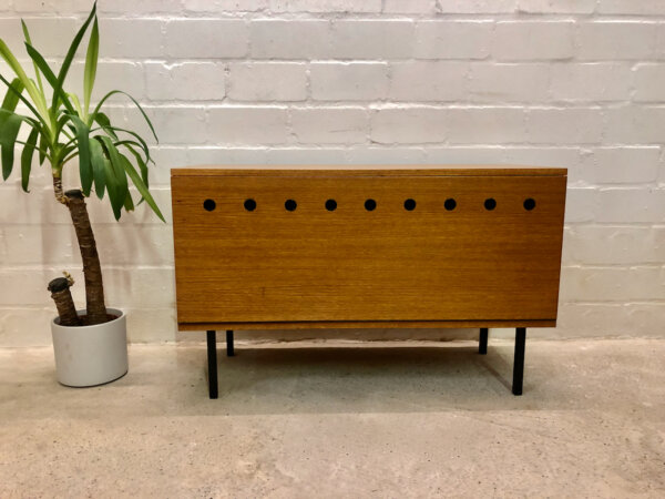 Teakholz Kommode, Rego Mobile 1960's, Günter Renkel, Sideboard, Schuhschrank, Lowboard, Flurschrank, Garderobe, Flurkommode, Anrichte, schwarze Metallbeine, Danish Design, Lüftungslöcher