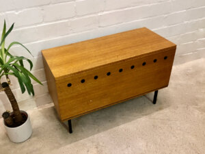 Teakholz Kommode, Rego Mobile 1960's, Günter Renkel, Sideboard, Schuhschrank, Lowboard, Flurschrank, Garderobe, Flurkommode, Anrichte, schwarze Metallbeine, Danish Design, Lüftungslöcher