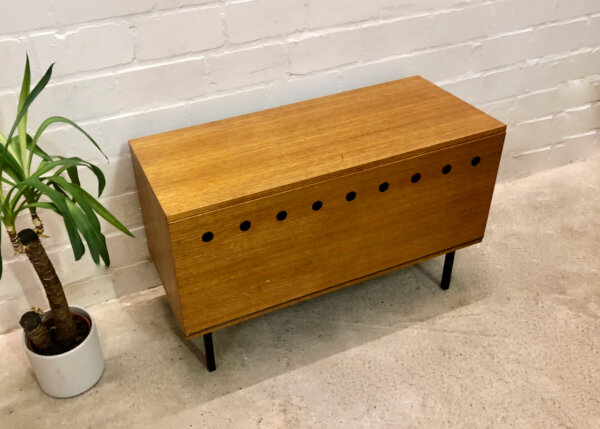 Teakholz Kommode, Rego Mobile 1960's, Günter Renkel, Sideboard, Schuhschrank, Lowboard, Flurschrank, Garderobe, Flurkommode, Anrichte, schwarze Metallbeine, Danish Design, Lüftungslöcher