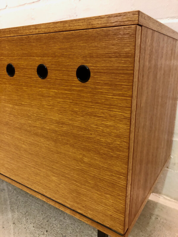 Teakholz Kommode, Rego Mobile 1960's, Günter Renkel, Sideboard, Schuhschrank, Lowboard, Flurschrank, Garderobe, Flurkommode, Anrichte, schwarze Metallbeine, Danish Design, Lüftungslöcher