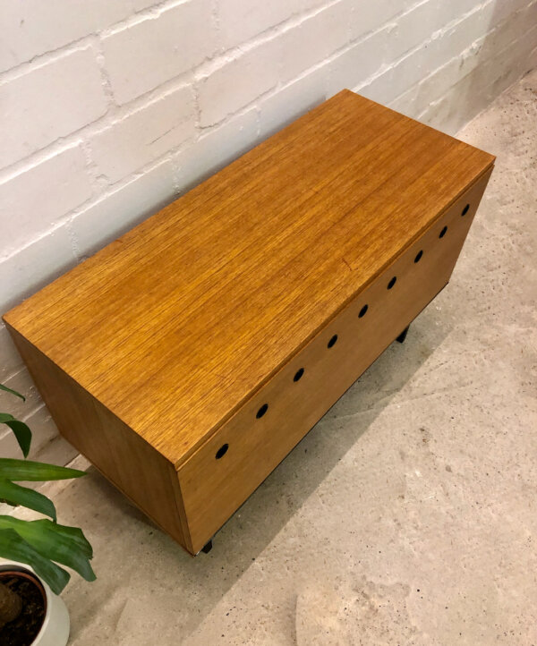 Teakholz Kommode, Rego Mobile 1960's, Günter Renkel, Sideboard, Schuhschrank, Lowboard, Flurschrank, Garderobe, Flurkommode, Anrichte, schwarze Metallbeine, Danish Design, Lüftungslöcher