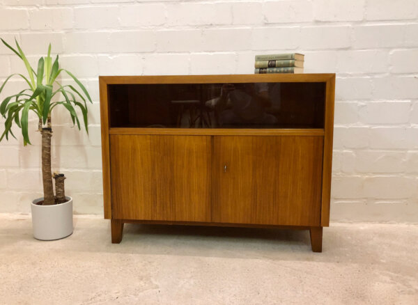 Musterring Kommode, Vitrine 1960's, Nussbaum, verschließbar, Vintage, Mid Century, Mussterring Büro, Einlegeboden, Anrichte, Designklassiker, 1970's, Glasschiebetüren