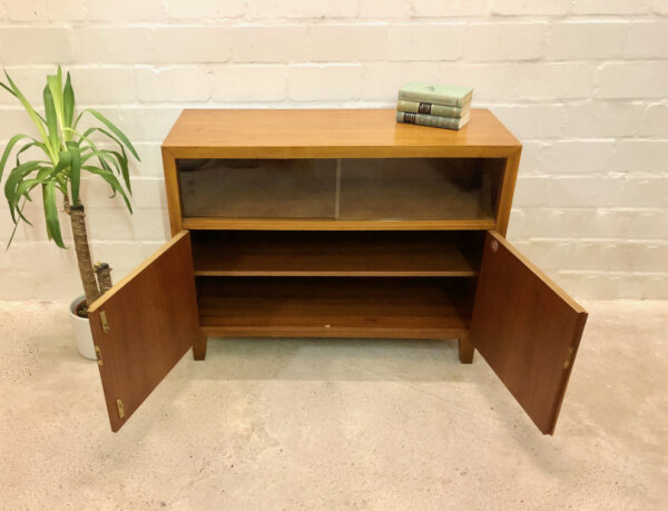 Musterring Kommode, Vitrine 1960's, Nussbaum, verschließbar, Vintage, Mid Century, Mussterring Büro, Einlegeboden, Anrichte, Designklassiker, 1970's, Glasschiebetüren