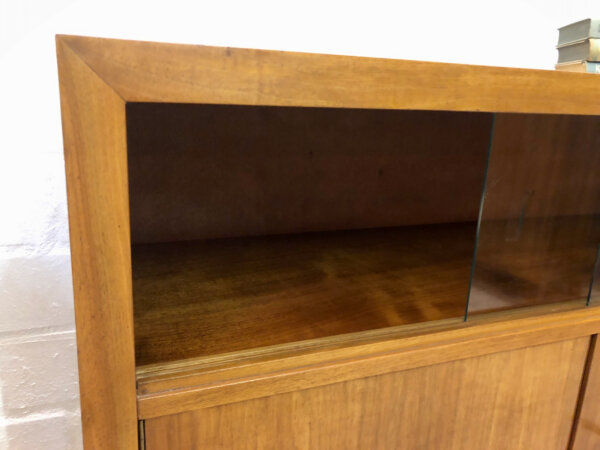 Musterring Kommode, Vitrine 1960's, Nussbaum, verschließbar, Vintage, Mid Century, Mussterring Büro, Einlegeboden, Anrichte, Designklassiker, 1970's, Glasschiebetüren