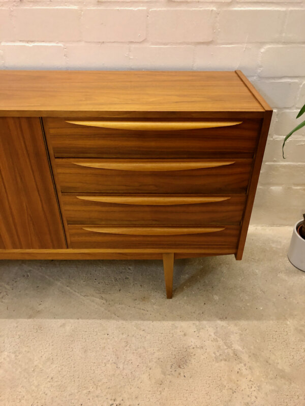 Vintage Sideboard, Anrichte 1960's, Kommode, gestreift, Nussbaum, Designklassiker, Mid Century, 4 Schubladen, Büro, verschließbar, Agentur