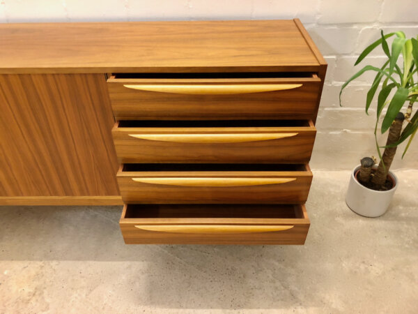 Vintage Sideboard, Anrichte 1960's, Kommode, gestreift, Nussbaum, Designklassiker, Mid Century, 4 Schubladen, Büro, verschließbar, Agentur