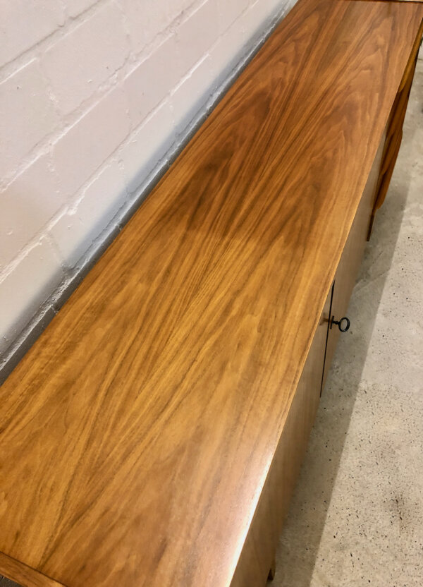 Vintage Sideboard, Anrichte 1960's, Kommode, gestreift, Nussbaum, Designklassiker, Mid Century, 4 Schubladen, Büro, verschließbar, Agentur