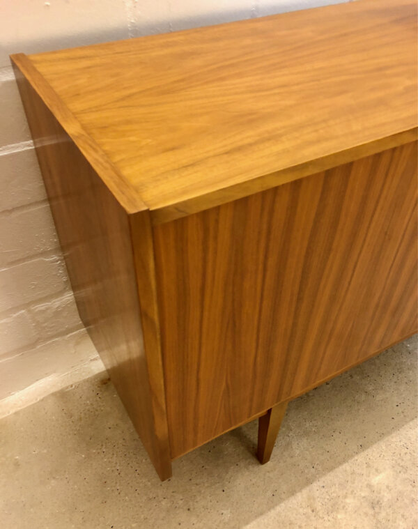 Vintage Sideboard, Anrichte 1960's, Kommode, gestreift, Nussbaum, Designklassiker, Mid Century, 4 Schubladen, Büro, verschließbar, Agentur