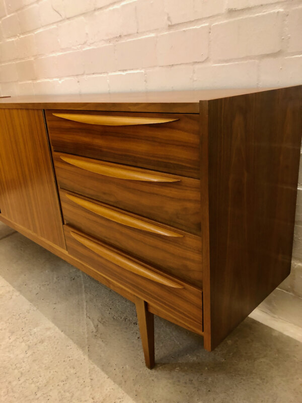 Vintage Sideboard, Anrichte 1960's, Kommode, gestreift, Nussbaum, Designklassiker, Mid Century, 4 Schubladen, Büro, verschließbar, Agentur