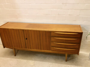 Vintage Sideboard, Anrichte 1960's, Kommode, gestreift, Nussbaum, Designklassiker, Mid Century, 4 Schubladen, Büro, verschließbar, Agentur