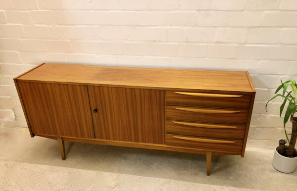 Vintage Sideboard, Anrichte 1960's, Kommode, gestreift, Nussbaum, Designklassiker, Mid Century, 4 Schubladen, Büro, verschließbar, Agentur