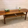 Couchtisch, Teakholz 1960's, Hans Wegner, Coffeetable, Tisch, Teak, Architekt, Surfboard, Vintage, Mid Century, 1960's, 60er, Designklassiker, Zeitungsablage, Magazinablage, Geflecht, geflochten, Made in Denmark