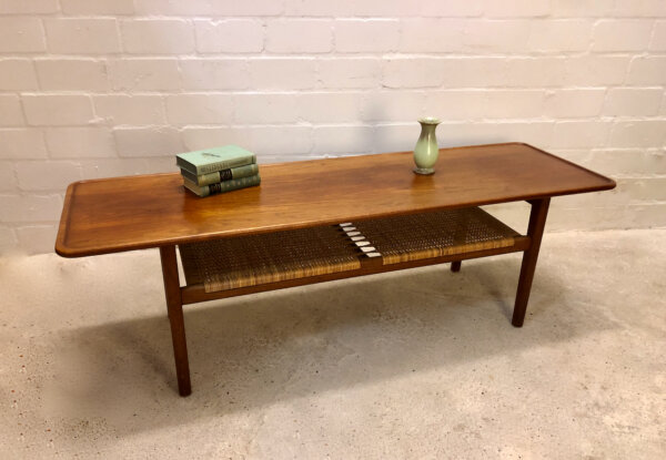 Couchtisch, Teakholz 1960's, Hans Wegner, Coffeetable, Tisch, Teak, Architekt, Surfboard, Vintage, Mid Century, 1960's, 60er, Designklassiker, Zeitungsablage, Magazinablage, Geflecht, geflochten, Made in Denmark