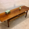Couchtisch, Teakholz 1960's, Hans Wegner, Coffeetable, Tisch, Teak, Architekt, Surfboard, Vintage, Mid Century, 1960's, 60er, Designklassiker, Zeitungsablage, Magazinablage, Geflecht, geflochten, Made in Denmark