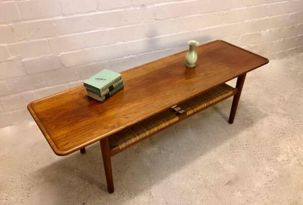 Couchtisch, Teakholz 1960's, Hans Wegner, Coffeetable, Tisch, Teak, Architekt, Surfboard, Vintage, Mid Century, 1960's, 60er, Designklassiker, Zeitungsablage, Magazinablage, Geflecht, geflochten, Made in Denmark