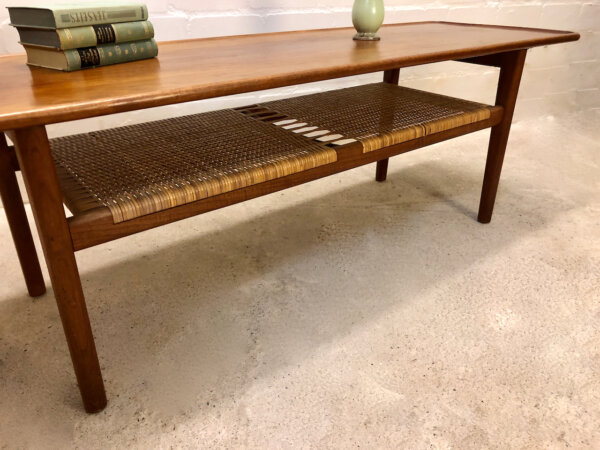 Couchtisch, Teakholz 1960's, Hans Wegner, Coffeetable, Tisch, Teak, Architekt, Surfboard, Vintage, Mid Century, 1960's, 60er, Designklassiker, Zeitungsablage, Magazinablage, Geflecht, geflochten, Made in Denmark