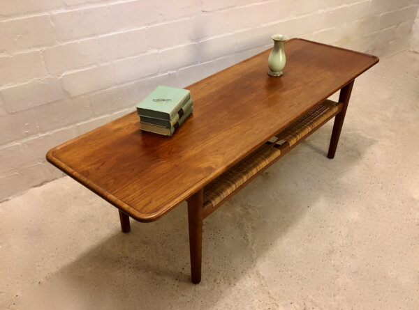 Couchtisch, Teakholz 1960's, Hans Wegner, Coffeetable, Tisch, Teak, Architekt, Surfboard, Vintage, Mid Century, 1960's, 60er, Designklassiker, Zeitungsablage, Magazinablage, Geflecht, geflochten, Made in Denmark