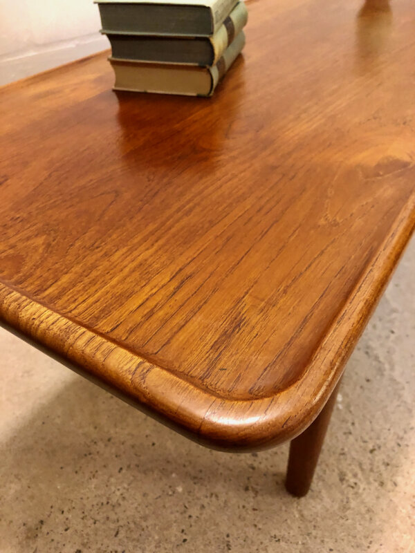 Couchtisch, Teakholz 1960's, Hans Wegner, Coffeetable, Tisch, Teak, Architekt, Surfboard, Vintage, Mid Century, 1960's, 60er, Designklassiker, Zeitungsablage, Magazinablage, Geflecht, geflochten, Made in Denmark