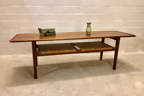 Couchtisch, Teakholz 1960's, Hans Wegner, Coffeetable, Tisch, Teak, Architekt, Surfboard, Vintage, Mid Century, 1960's, 60er, Designklassiker, Zeitungsablage, Magazinablage, Geflecht, geflochten, Made in Denmark