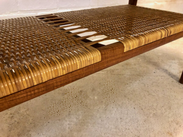 Couchtisch, Teakholz 1960's, Hans Wegner, Coffeetable, Tisch, Teak, Architekt, Surfboard, Vintage, Mid Century, 1960's, 60er, Designklassiker, Zeitungsablage, Magazinablage, Geflecht, geflochten, Made in Denmark