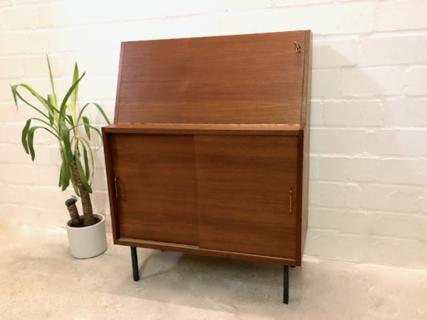 Teakholz Sekretär, Danish Design 1960's, Mid Century, Vintage, helles Holz, Schiebetüren, Messing Griffe, Metallfüße, Desk, Schreibtisch, Designklassiker