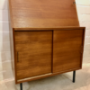 Teakholz Sekretär, Danish Design 1960's, Mid Century, Vintage, helles Holz, Schiebetüren, Messing Griffe, Metallfüße, Desk, Schreibtisch, Designklassiker