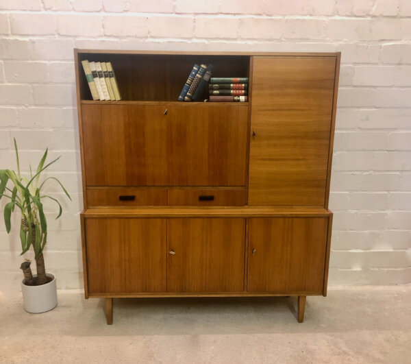 Vintage Nussbaum Highboard, 1970's, Barschrank, Buffet, aufklappbar, Schubladen, verschließbar, Sideboard, Anrichte, Mid Century, Designklassiker, 1960's