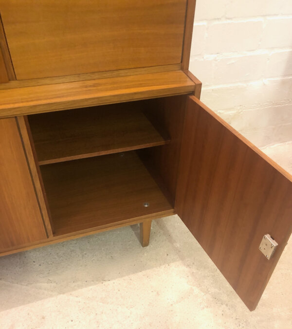 Vintage Nussbaum Highboard, 1970's, Barschrank, Buffet, aufklappbar, Schubladen, verschließbar, Sideboard, Anrichte, Mid Century, Designklassiker, 1960's